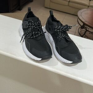 Everlast Women’s Raegen Running Shoes Size 10 

New without box.

Bin #10